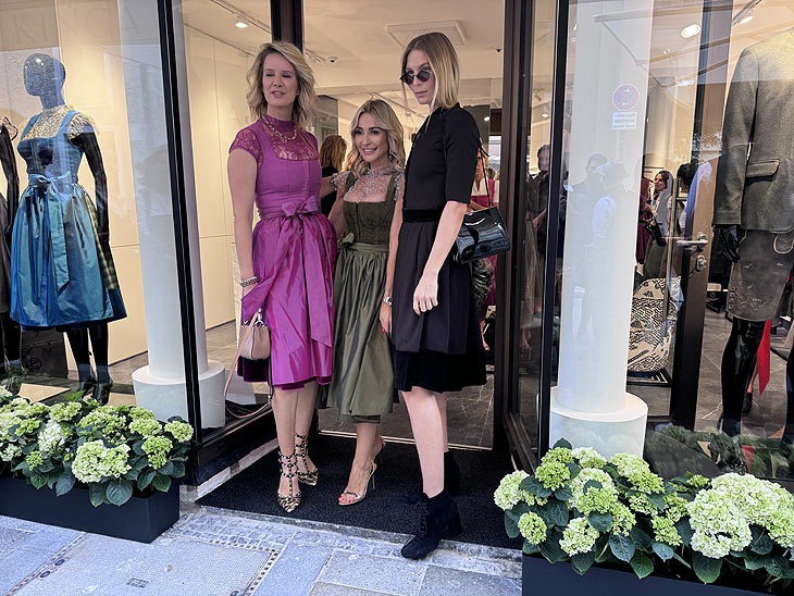 Monica Meier-Ivancan, Kinga Mathe, Sarah Brandner bei der Eröffnung des Kinga Mathe Store in München (ªFoto:Martin Schmitz)